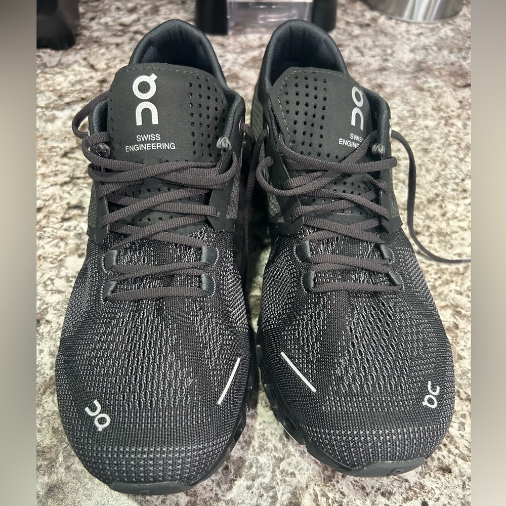On Cloud Running Shoes Womens size 9.5